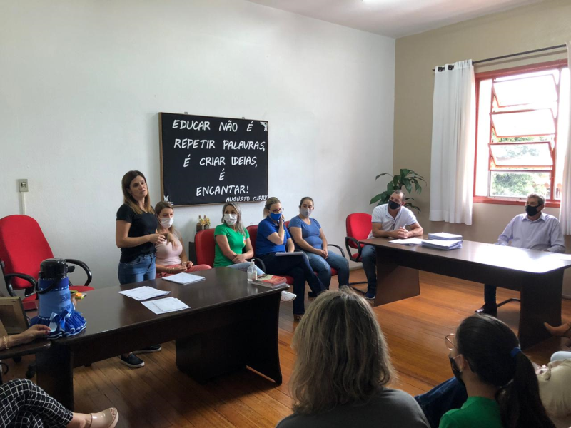 Prefeito e Vice visitam secretarias.